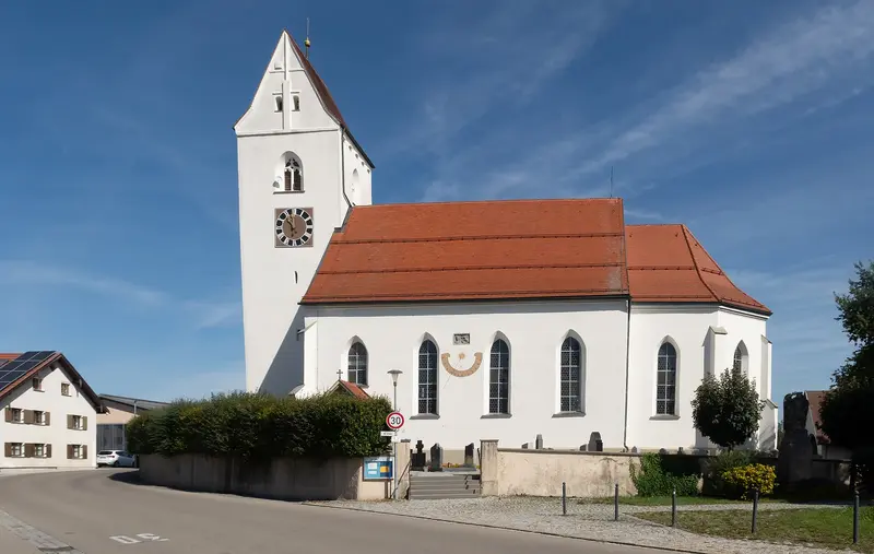 Katholische Pfarrkirche St. Michael in Krugzell mit weißem Turm und rotem Ziegeldach unter blauem Himmel