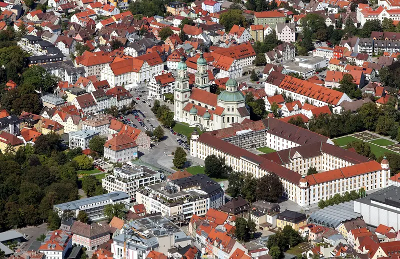 Luftaufnahme der Kemptener Innenstadt mit Basilika St. Lorenz und Fürstäbtlicher Residenz