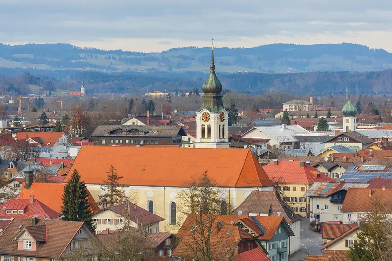 Blick über die Dächer von Sonthofen auf die Stadtpfarrkirche St. Michael mit Zwiebelturm