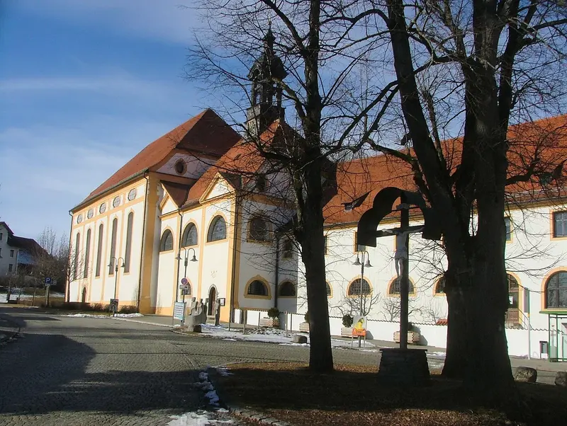 Klosterkirche Heiligkreuz in Kempten im Winter mit Kirchturm und Klostergebäude