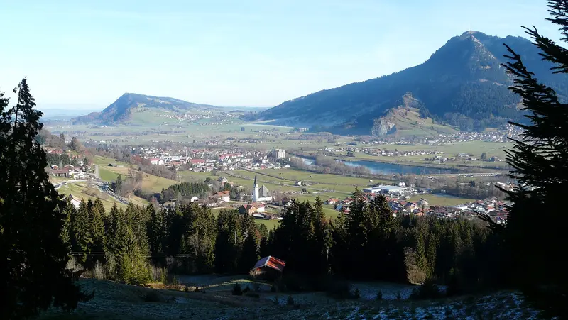 Herbstmorgen über Blaichach im Illertal mit der Pfarrkirche, Seifriedsberg und dem Grünten im Hintergrund