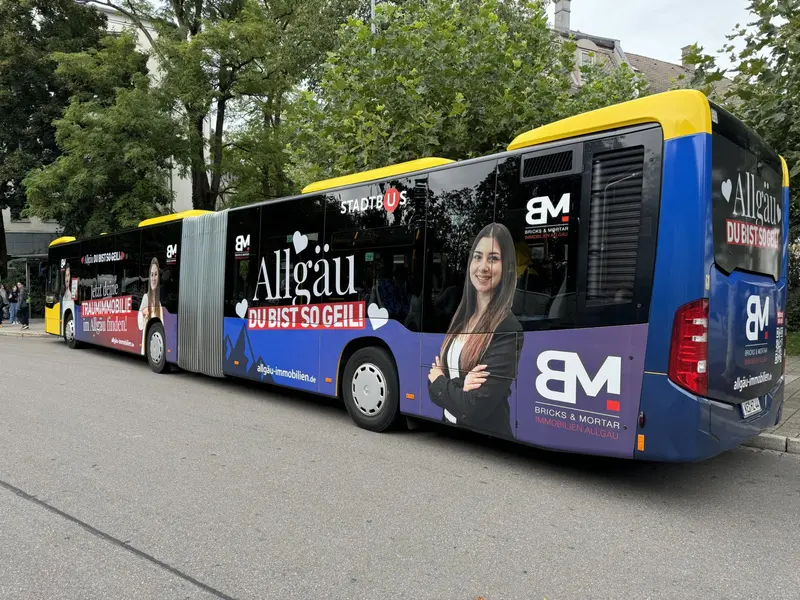 BRIMO-Linienbus mit ‚Allgäu, du bist so geil‘-Aufdruck