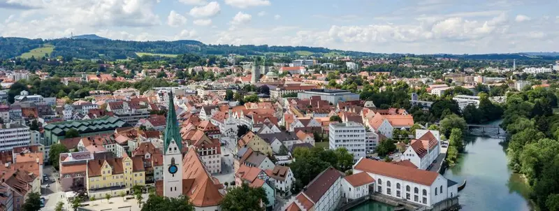Immobilienmarkt im Allgäu mit Wohnhäusern vor Alpenkulisse