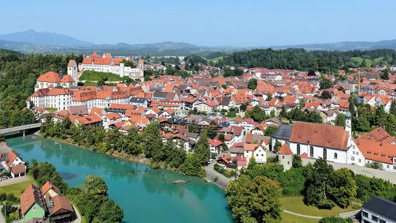 Füssen: Altstadt mit Lech, Hohem Schloss und Kloster St. Mang aus der Luft