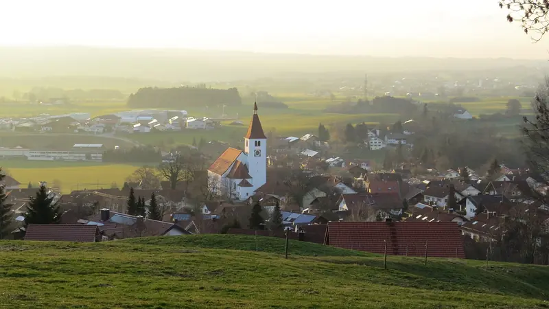 Haldenwang im Oberallgäu mit Pfarrkirche St. Theodor und Alexander, Blick von Osten