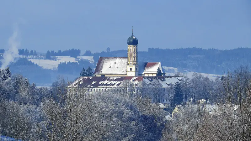 Marktoberdorf mit Stadtpfarrkirche St. Martin und Schloss im Winter
