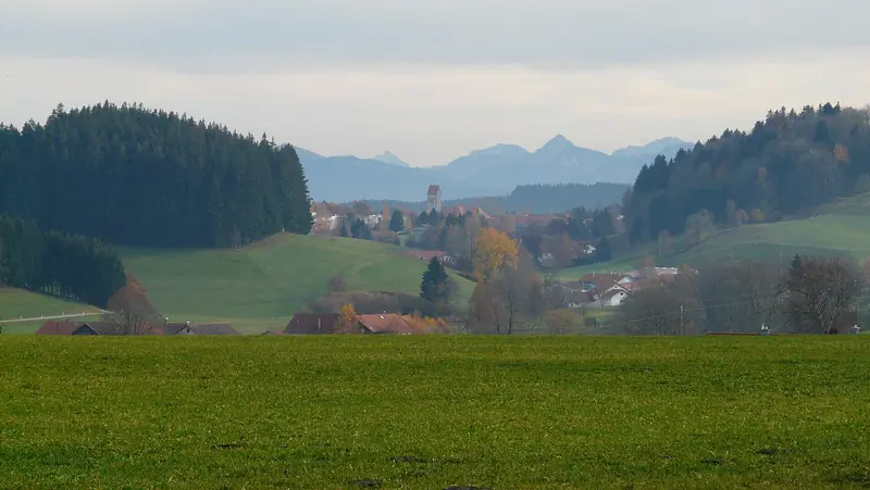 Wiggensbach im Oberallgäu von Norden mit Alpenpanorama bei Föhn